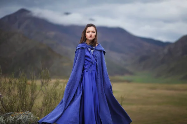 Una Chica Con Magnífico Vestido Azul Camina Por Las Montañas — Foto de Stock