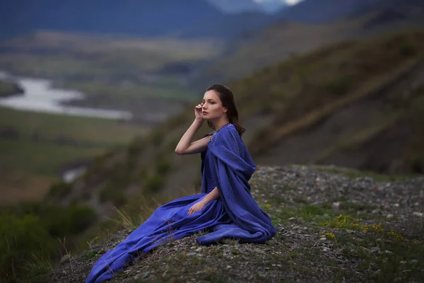 Дівчина Чудовій Блакитній Сукні Гуляє Горах — стокове фото
