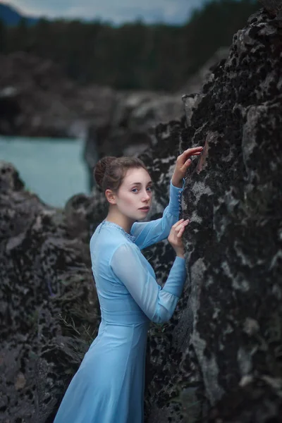 Ein Mädchen Einem Blauen Kleid Steht Einem Felsigen Ufer Der — Stockfoto