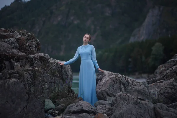 Ein Mädchen Einem Blauen Kleid Steht Einem Felsigen Ufer Der — Stockfoto