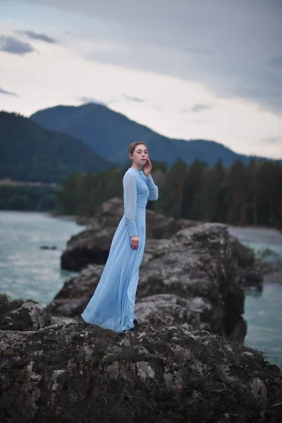 Una Chica Con Vestido Azul Encuentra Una Costa Rocosa Cerca — Foto de Stock