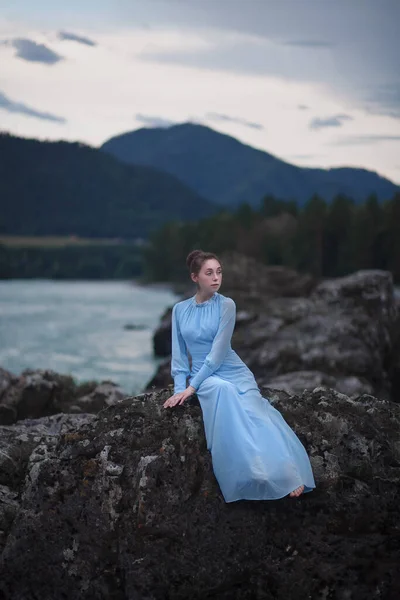 Ein Mädchen Einem Blauen Kleid Steht Einem Felsigen Ufer Der — Stockfoto