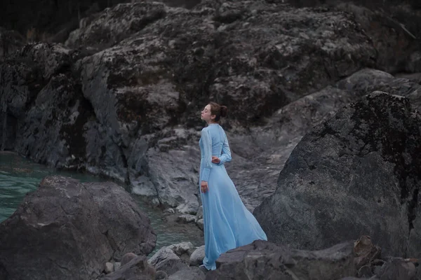 Ein Mädchen Einem Blauen Kleid Steht Einem Felsigen Ufer Der — Stockfoto