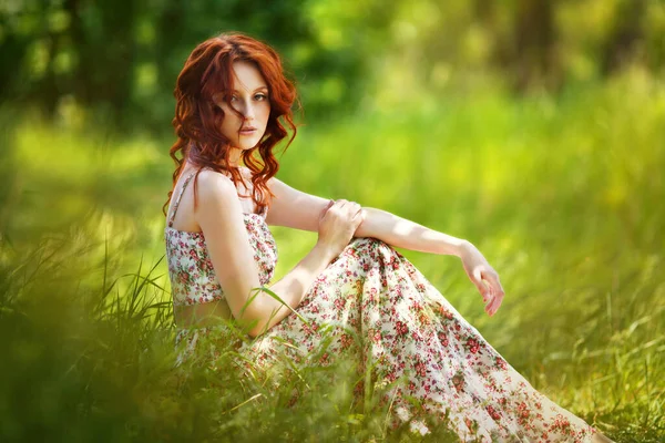 赤い髪の少女は森の中を歩いている 夏の撮影 — ストック写真