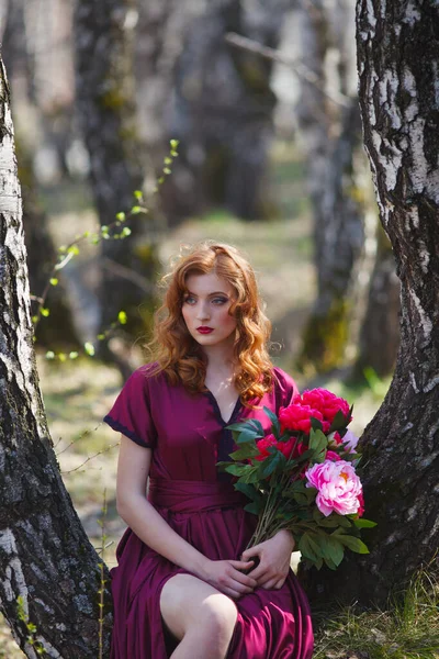 Menina Ruiva Vestido Borgonha Caminha Floresta — Fotografia de Stock