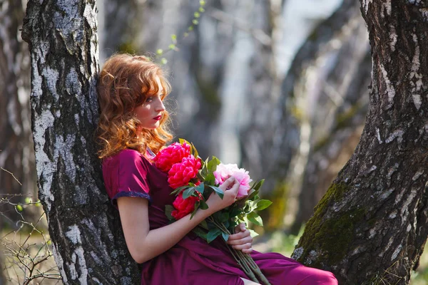 Ragazza Dai Capelli Rossi Abito Bordeaux Passeggiate Nella Foresta — Foto Stock