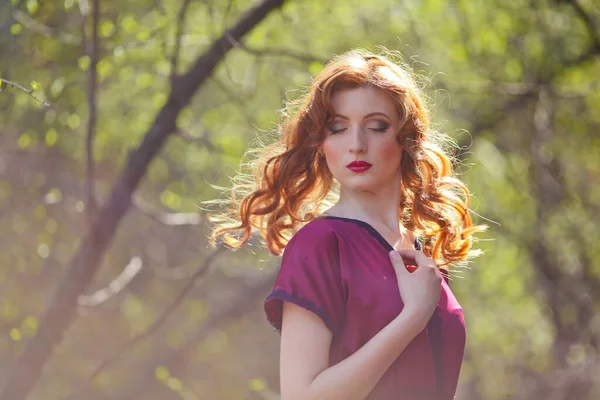 Ragazza Dai Capelli Rossi Abito Bordeaux Passeggiate Nella Foresta — Foto Stock