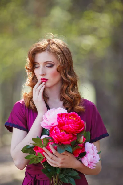 Ragazza Dai Capelli Rossi Abito Bordeaux Passeggiate Nella Foresta — Foto Stock