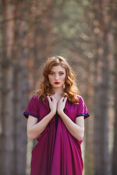 Ragazza Dai Capelli Rossi Abito Bordeaux Passeggiate Nella Foresta — Foto Stock