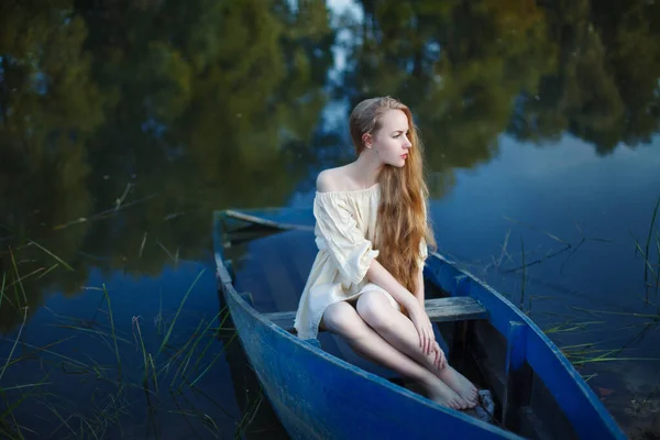 Loira Cabelos Longos Sentada Barco Afundado Melancolia Depressão — Fotografia de Stock