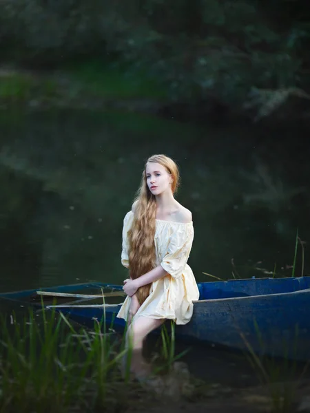 Loira Cabelos Longos Sentada Barco Afundado Melancolia Depressão — Fotografia de Stock