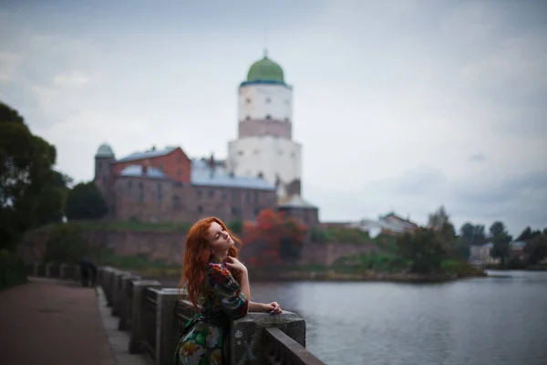 Bela Menina Ruiva Caminha Pelas Ruas Antigas Vyborg — Fotografia de Stock