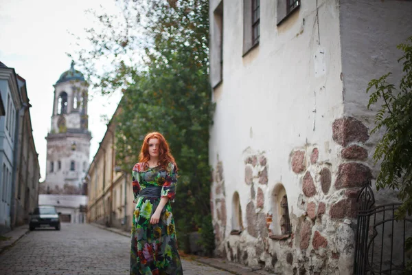 Schöne Rothaarige Mädchen Spaziert Durch Die Alten Straßen Von Wyborg — Stockfoto