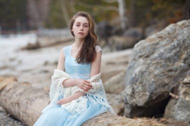 Prensesin Hikayesi. Mavili muhteşem elbiseli bir kız deniz kıyısında hükümsüz kılındı..