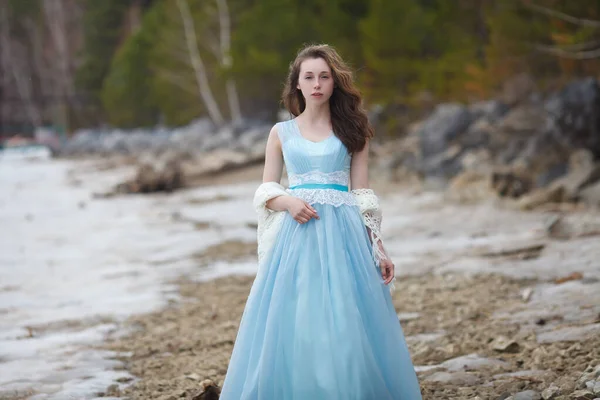 Historia Princesa Una Chica Magnífico Vestido Azul Anula Orilla Del —  Fotos de Stock