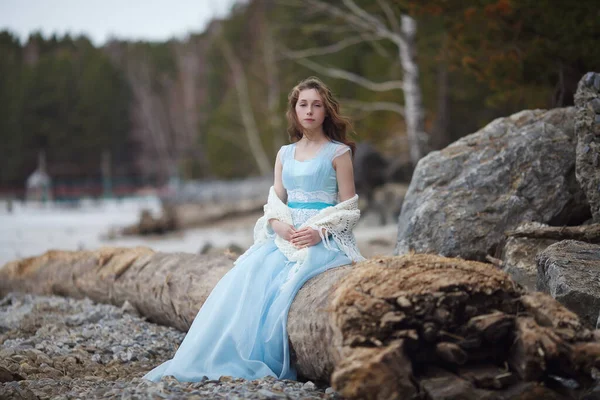 Conto Princesa Uma Menina Vestido Magnífico Azul Anula Costa — Fotografia de Stock