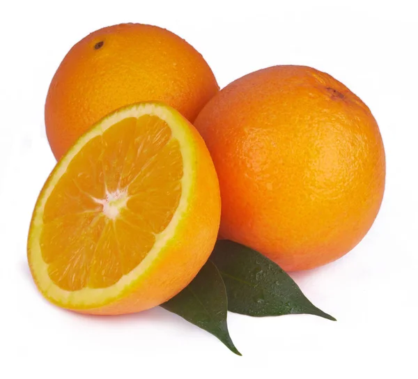 Φρέσκο πορτοκάλι απομονωμένο σε λευκό — Φωτογραφία Αρχείου
