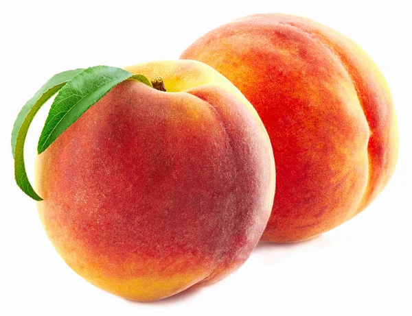 Şeftaliler beyaz arkaplanda izole edilmiş