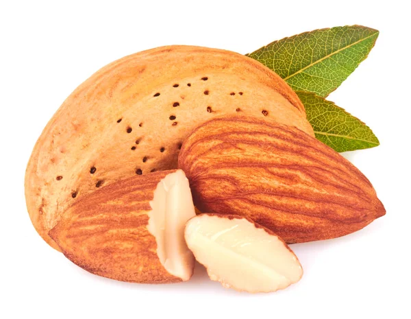 Beyaz arkaplanda izole edilmiş bademler