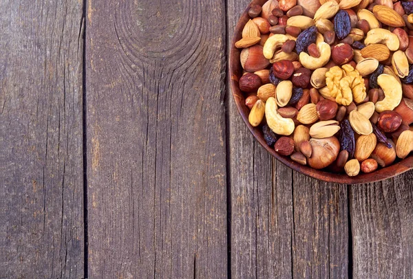 Ahşap ahşap arka plan tabağa fındık karışımı