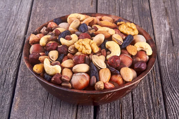 ahşap arka plan üzerinde fındık karışımı