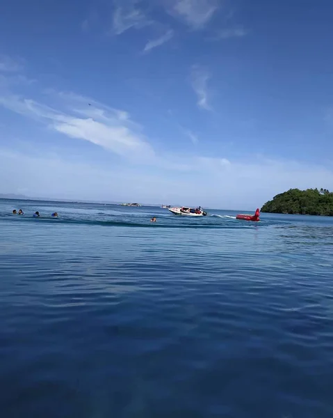 旅游胜地泳滩假日用水 — 图库照片