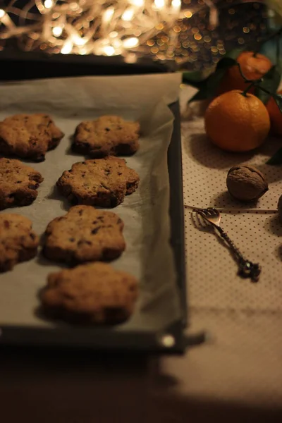 Печенье на листе выпечки — стоковое фото