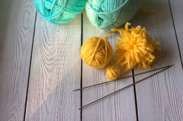 編み物糸針糸の皮編み物のための春色. — ストック写真