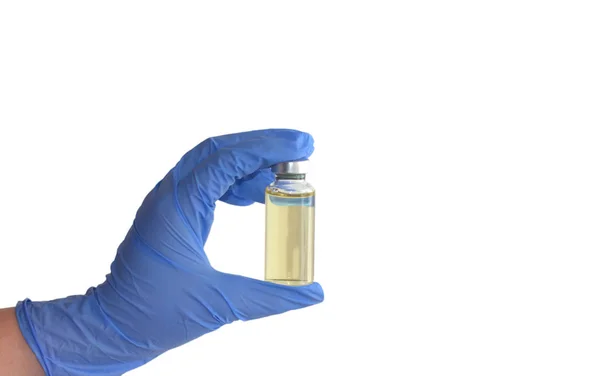 Frasco de ácido hialurónico en la mano del médico. Belleza concepto de tecnología invasiva . — Foto de Stock