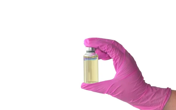 Пляшка гіалуронової кислоти в руці лікаря. концепція інвазивних технологій краси . — стокове фото