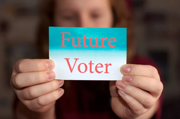 将来若い女性の手の中に投票記号.投票や選択の概念を作る. — ストック写真