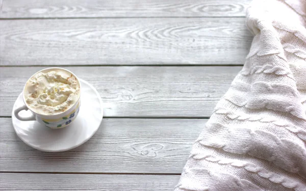 Concepto de hora del café. Una maqueta de Hygge. Copa de café y manta de punto blanco sobre fondo de madera . —  Fotos de Stock