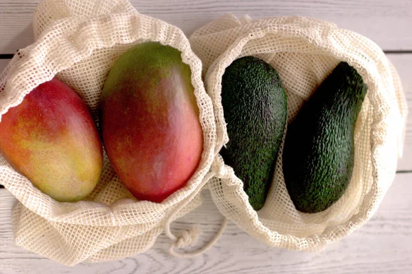 Eco ramah digunakan kembali tas belanja dengan buah-buahan . — Stok Foto