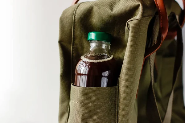 Kalte Brühe Kaffee to go. Kaltgetränk in der Flasche in der Rucksacktasche. — Stockfoto