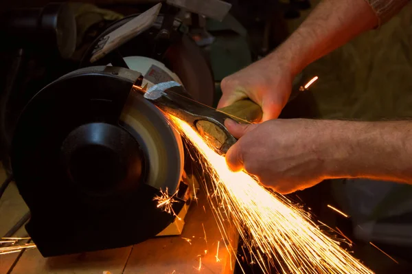 Balta bileyicisi ve eli tahta masanın üzerinde, yakın plan.