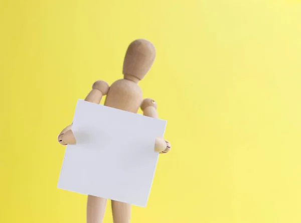 Wooden Mannequin Holds Hand Blank Bulletin Board Wooden Dummy Presents — Stock Photo, Image