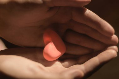 El ele tutuşan kırmızı kalp, sağlık, aşk ve destek, organ bağışı, aile sigortası ve CSR konsepti, dünya kalp günü, dünya sağlık günü, Ulusal Organ Bağışı Günü