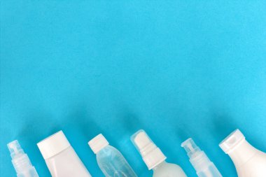 Kolajen modeli. Balık kolajen tozu, serum, krem ve kapsüller. Beyaz kozmetik şişeler, tüpler, metin için kavanozlar. metin için boşluk kopyala. Güzellik ve kişisel bakım konsepti. Kolajen türleri ve formları