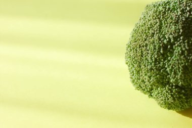 Brokoliyi kapat. sağlıklı beslenme konsepti. Kilo kaybı ve diyet. Vejetaryen yemeği ve düşük karbonhidrat diyeti seçici odaklanma.