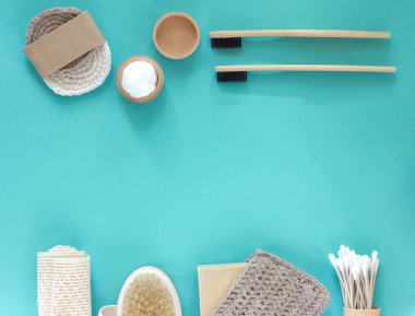 Doğal bakım ürünleri. Çevre dostu banyo ve spa aksesuarları. Sıfır atık. Bambu diş fırçası, bez, sabun koruyucu, doğal sabun..
