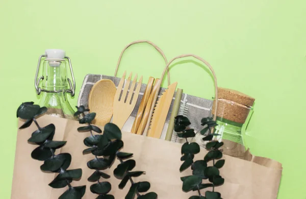 Juego de cubiertos de bambú y bolitas de vidrio en bolsa de papel artesanal. suministro de cocina ecológica y concepto de cero residuos . — Foto de Stock