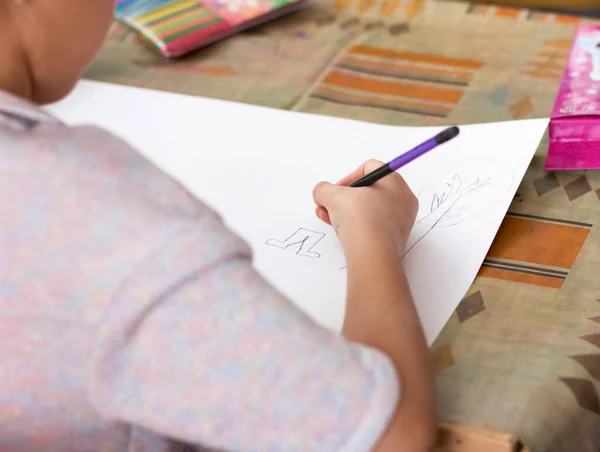 Vista ritagliata di carino disegno bambino su carta con matite — Foto Stock