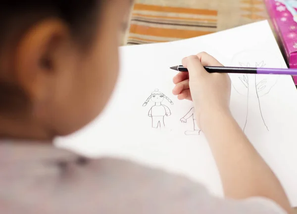 Обрезанный Вид Маленькой Девочки Рисующей Женщину Бумаге Карандашом Концепция Урока — стоковое фото
