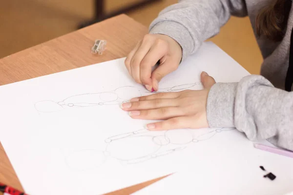 Обрезанный Вид Девушки Подростка Рисующей Стирающей Эскиз Бумаге Концепция Урока — стоковое фото
