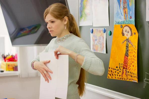 Молодая Красивая Учительница Рисования Объясняет Детям Рисовать Рыжая Женщина Показывает — стоковое фото