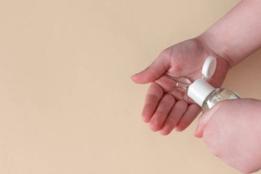 Coronavirus önleme. Tıbbi maskeler ve el temizliği için el temizleyicisi jeli. Corona virüsü epidemi koruması. Hijyen önemlidir.