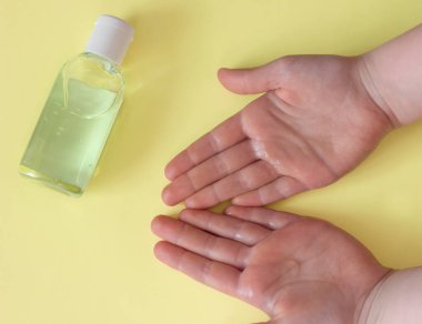 Coronavirus önleme. El hijyeni için el dezenfektanı jeli. Corona virüsü epidemi koruması. Hijyen önemlidir.