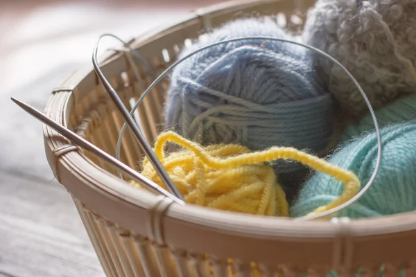 編み物糸針糸の皮 編み物用の春色 バスケットの中のターコイズとグレーとイエローの糸 手で編む — ストック写真
