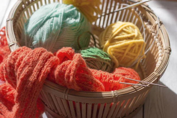 カラー編み物のためのニット糸と糸を閉じます 多色の皮膚だ 趣味で編み物 編み物用アクセサリー 明るい色 — ストック写真