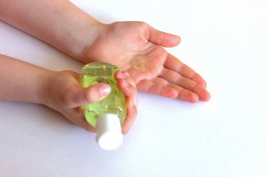 Coronavirus önleme. Tıbbi maskeler ve el temizliği için el temizleyicisi jeli. Corona virüsü epidemi koruması. Hijyen önemlidir.